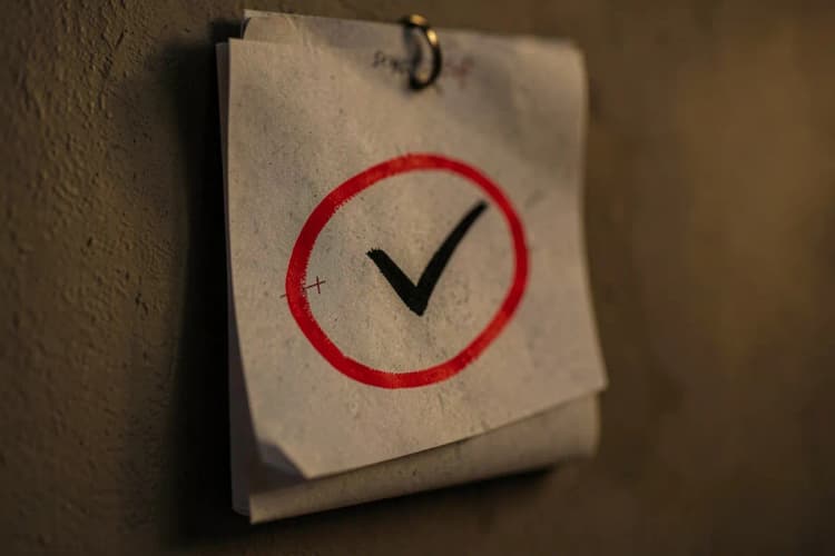 Calendário com data marcada e um check, simbolizando a conclusão do curso MOPP